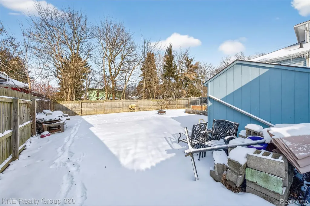 121 Livingston Street Howell City MI 48843