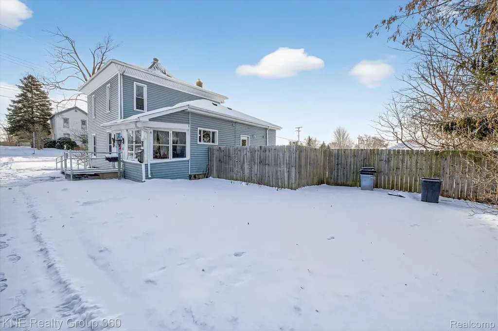 121 Livingston Street Howell City MI 48843