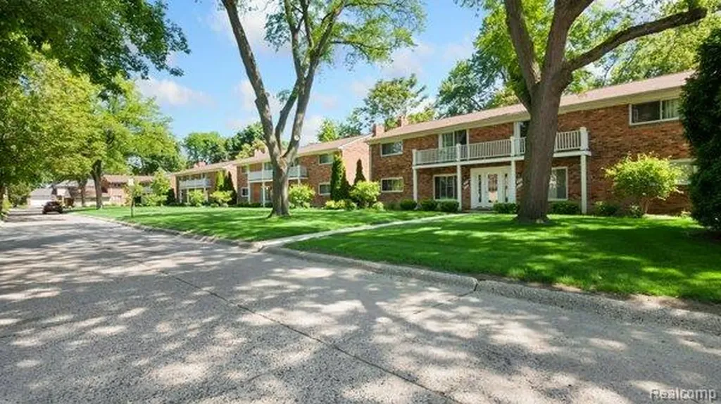 516 Neff Lane Grosse Pointe City MI 48230