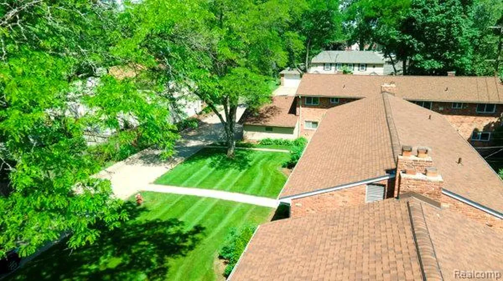 516 Neff Lane Grosse Pointe City MI 48230