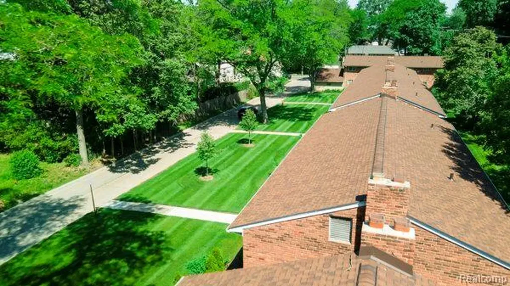 516 Neff Lane Grosse Pointe City MI 48230