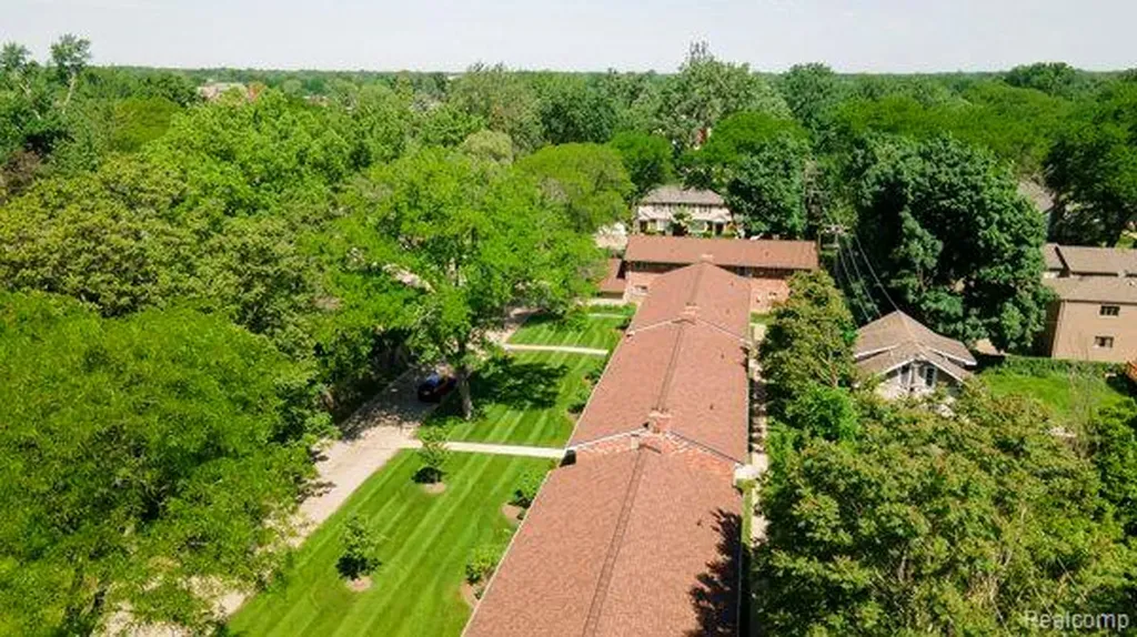516 Neff Lane Grosse Pointe City MI 48230
