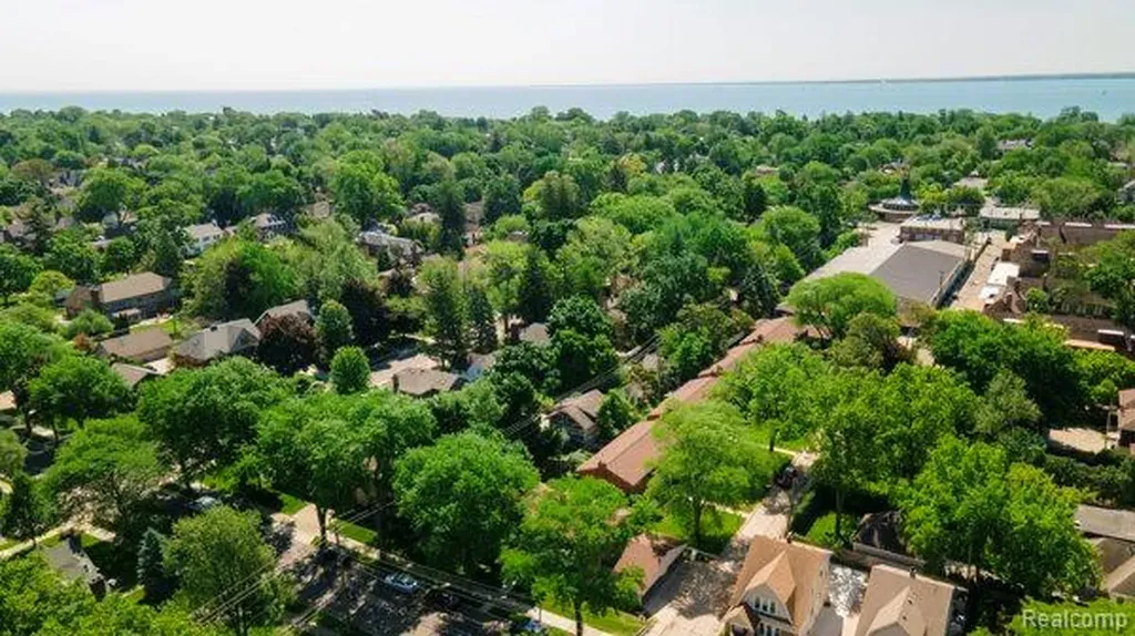 516 Neff Lane Grosse Pointe City MI 48230
