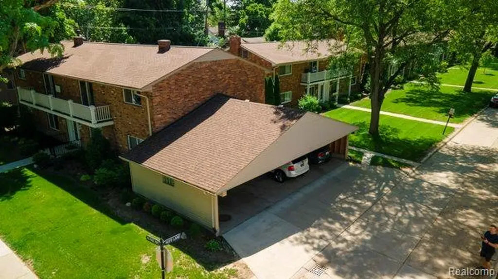 516 Neff Lane Grosse Pointe City MI 48230