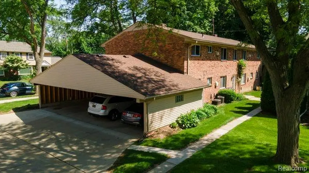 516 Neff Lane Grosse Pointe City MI 48230