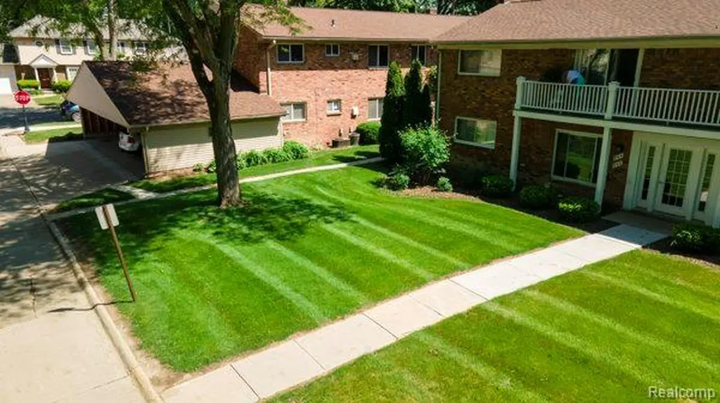 516 Neff Lane Grosse Pointe City MI 48230