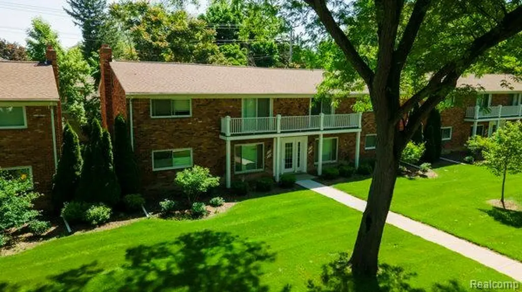 516 Neff Lane Grosse Pointe City MI 48230