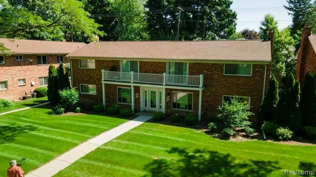 516 Neff Lane Grosse Pointe City MI 48230
