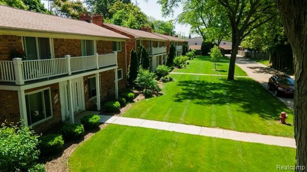 516 Neff Lane Grosse Pointe City MI 48230