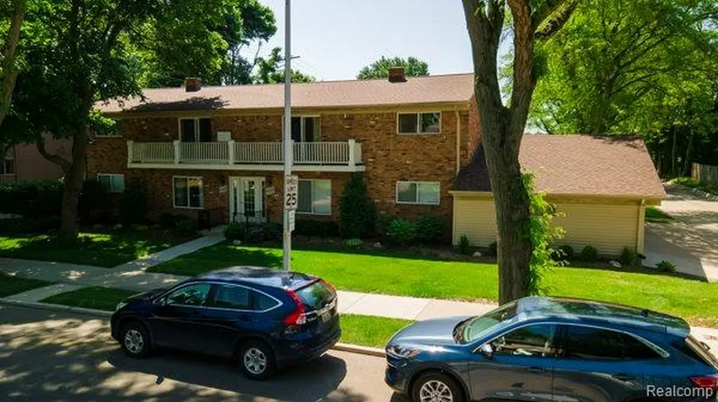 516 Neff Lane Grosse Pointe City MI 48230