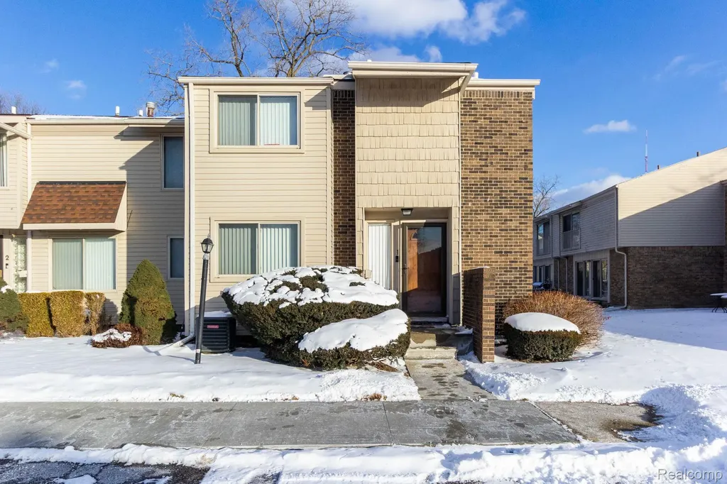 1 Fredericksburg Towne Street Southfield City MI 48075