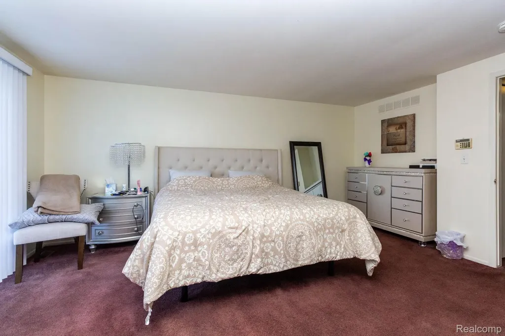 1 Fredericksburg Towne Street Southfield City MI 48075