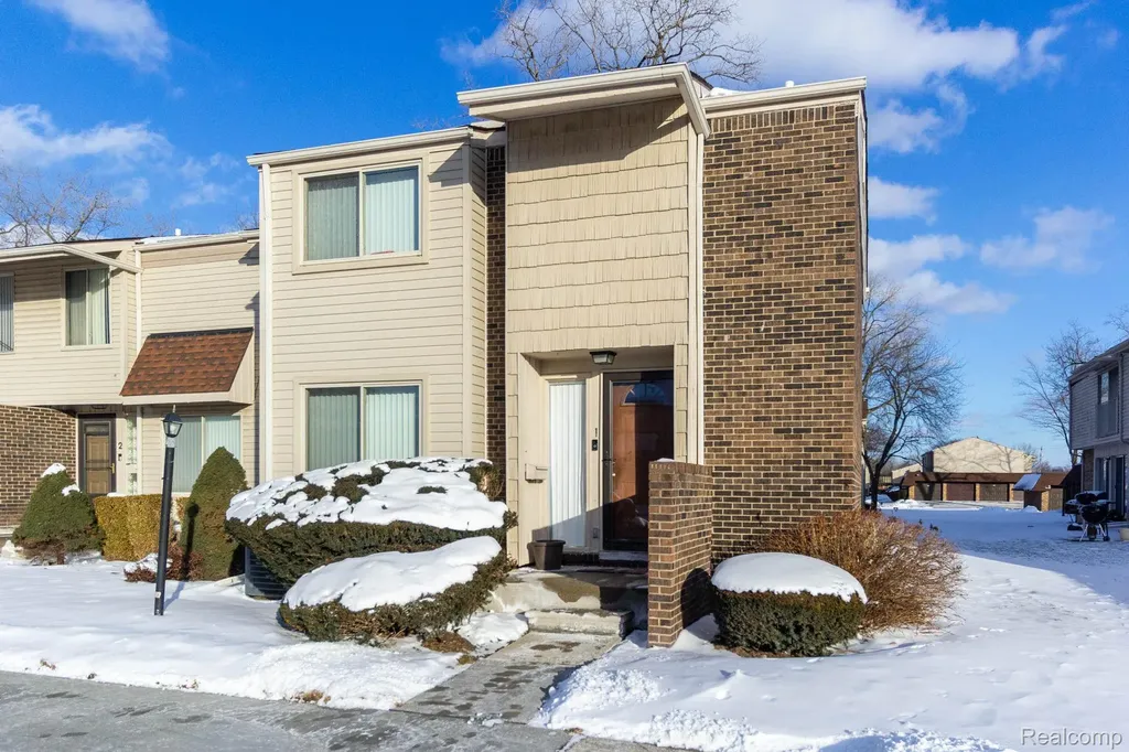 1 Fredericksburg Towne Street Southfield City MI 48075