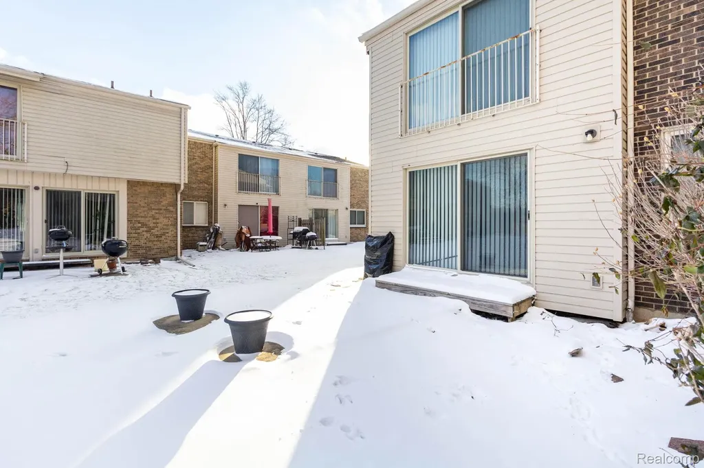 1 Fredericksburg Towne Street Southfield City MI 48075