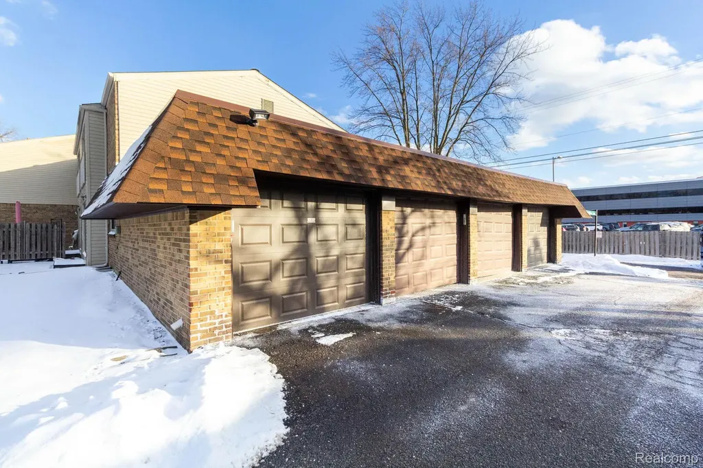 1 Fredericksburg Towne Street Southfield City MI 48075
