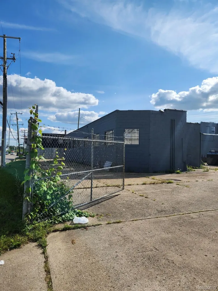 13507 Auburn Street Detroit City MI 48223