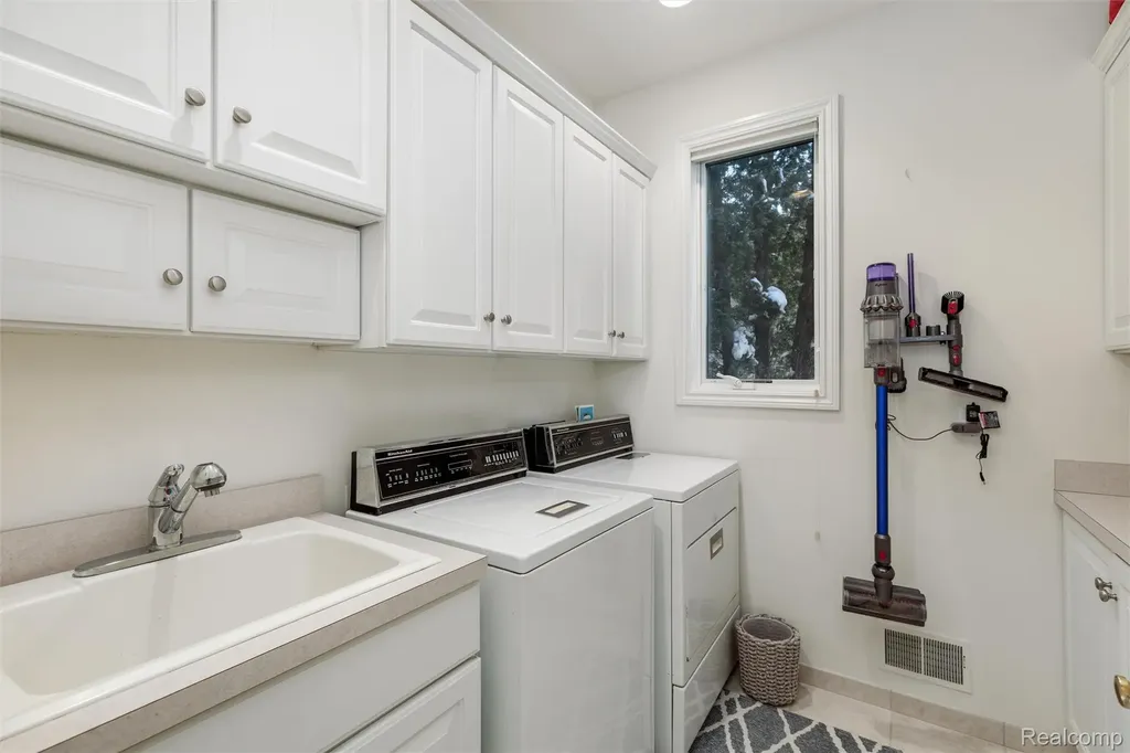 34330 Jefferson Avenue Harrison Charter Township MI 48045