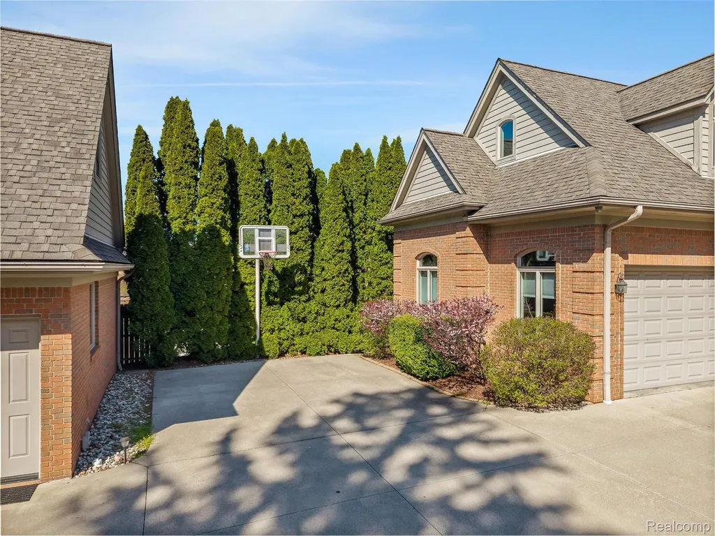 34330 Jefferson Avenue Harrison Charter Township MI 48045