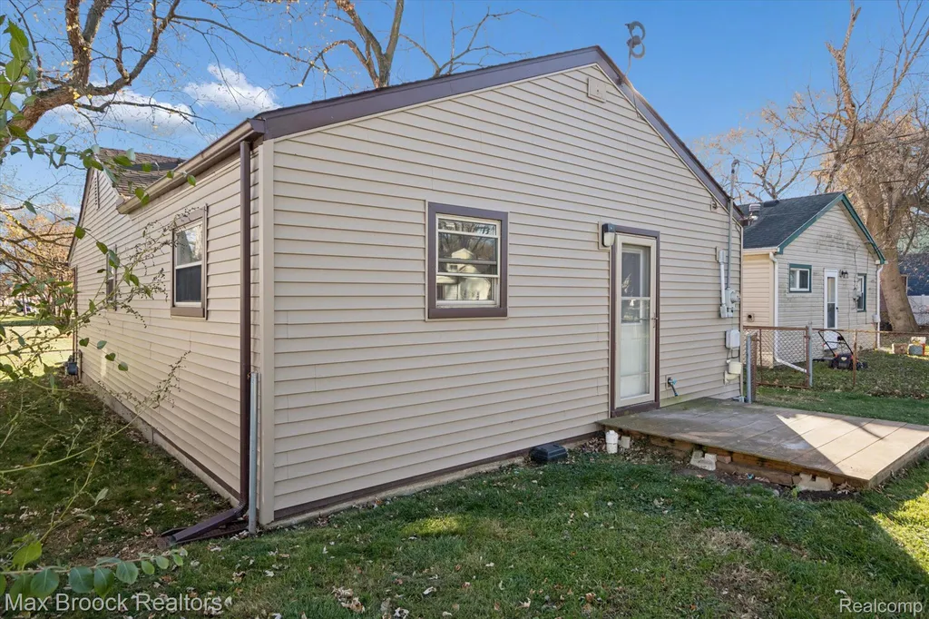 20916 Pinecrest Street Taylor City MI 48180