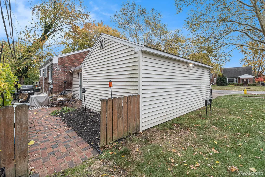 1815 E Lincoln Street Birmingham City MI 48009
