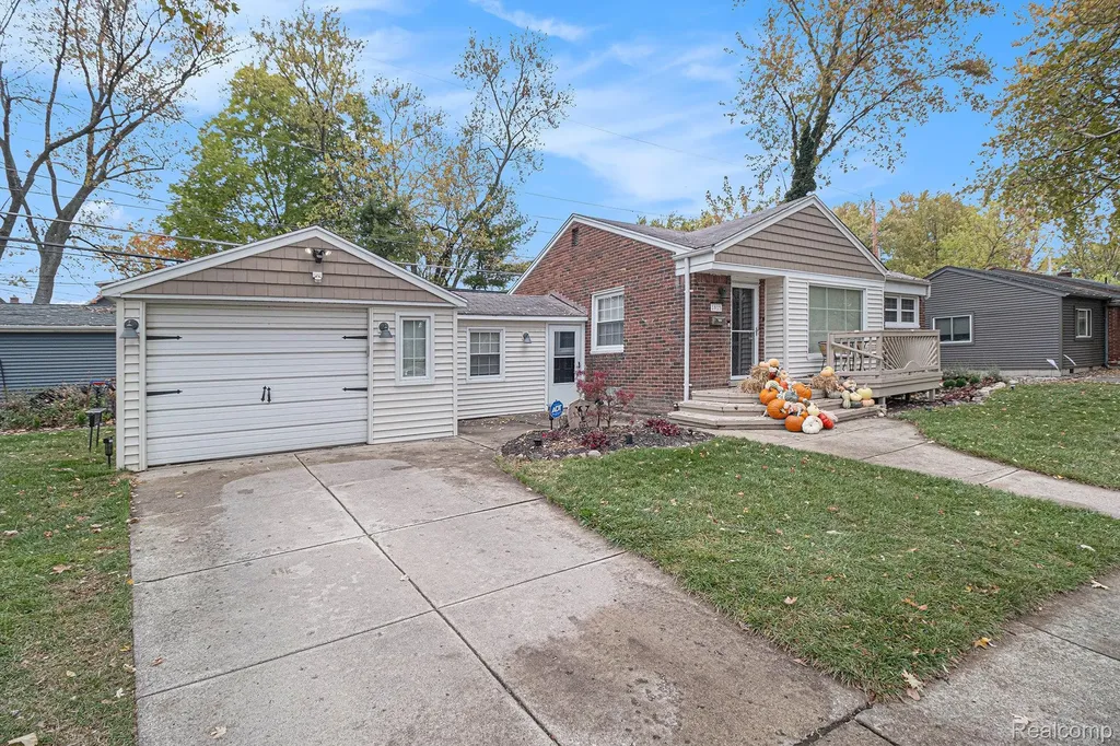 1815 E Lincoln Street Birmingham City MI 48009