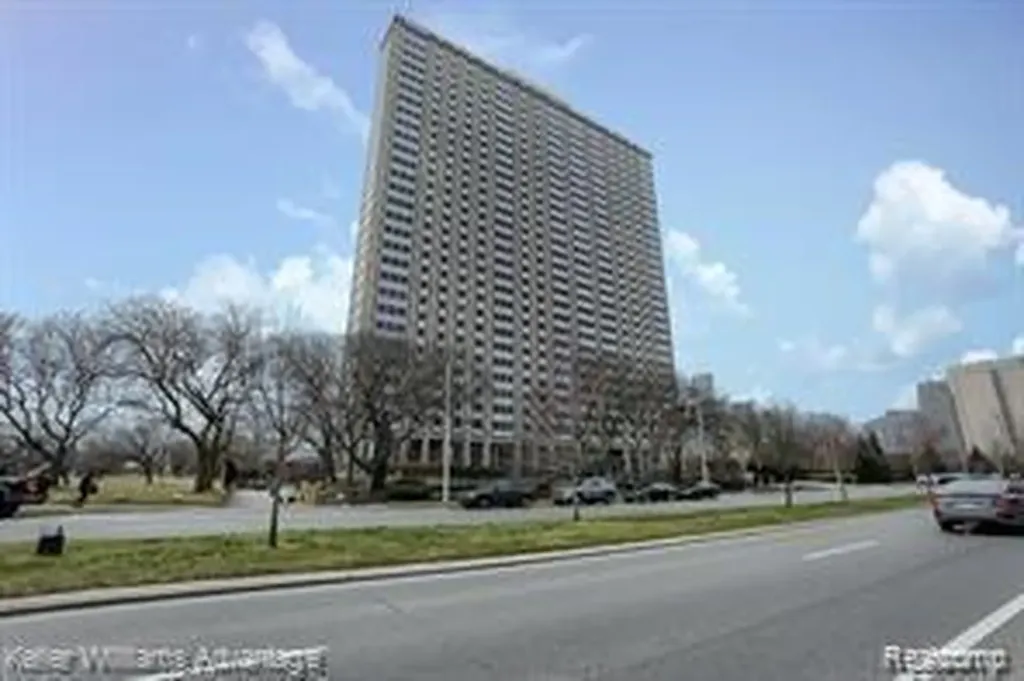 1300 E Lafayette, Unit 907 Street Detroit City MI 48207