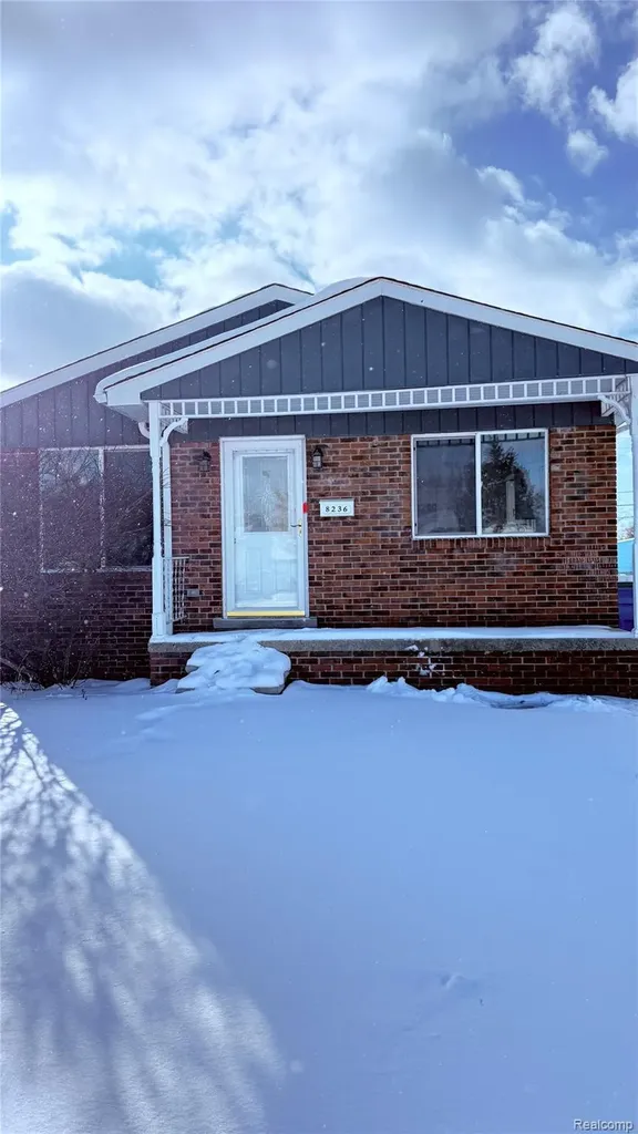 8236 Ford Avenue Warren City MI 48089