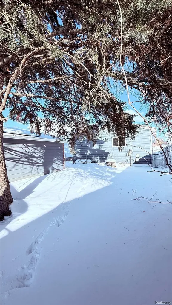 8236 Ford Avenue Warren City MI 48089