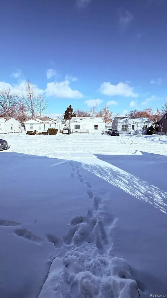 8236 Ford Avenue Warren City MI 48089
