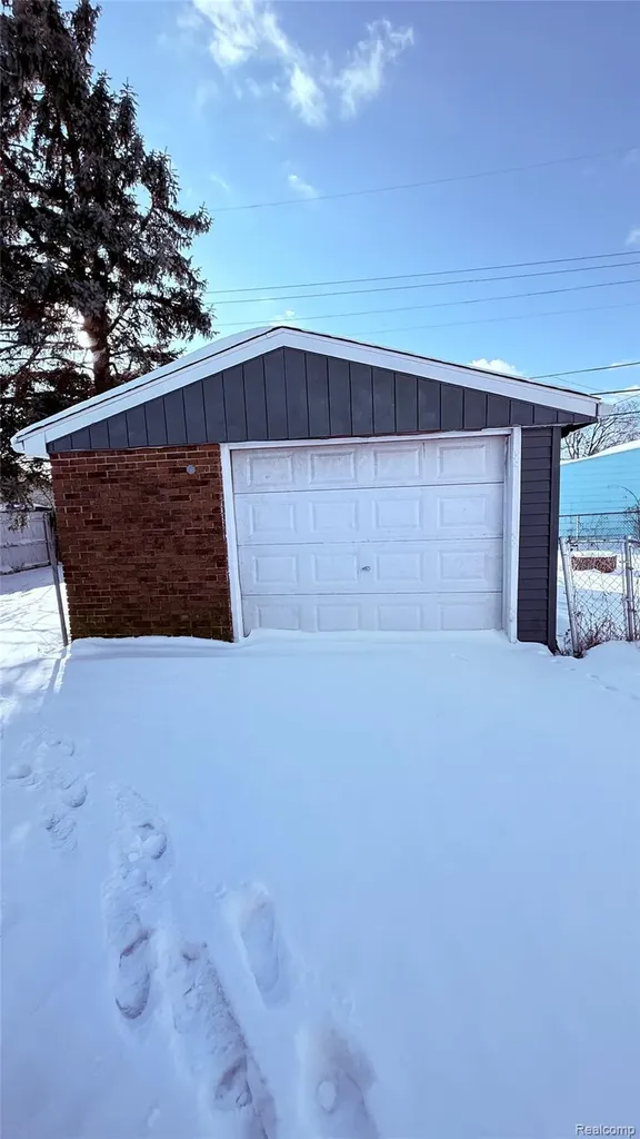 8236 Ford Avenue Warren City MI 48089