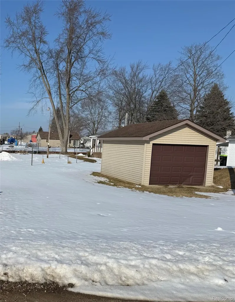 336 Twin Lake Road Tobacco Township MI 48612