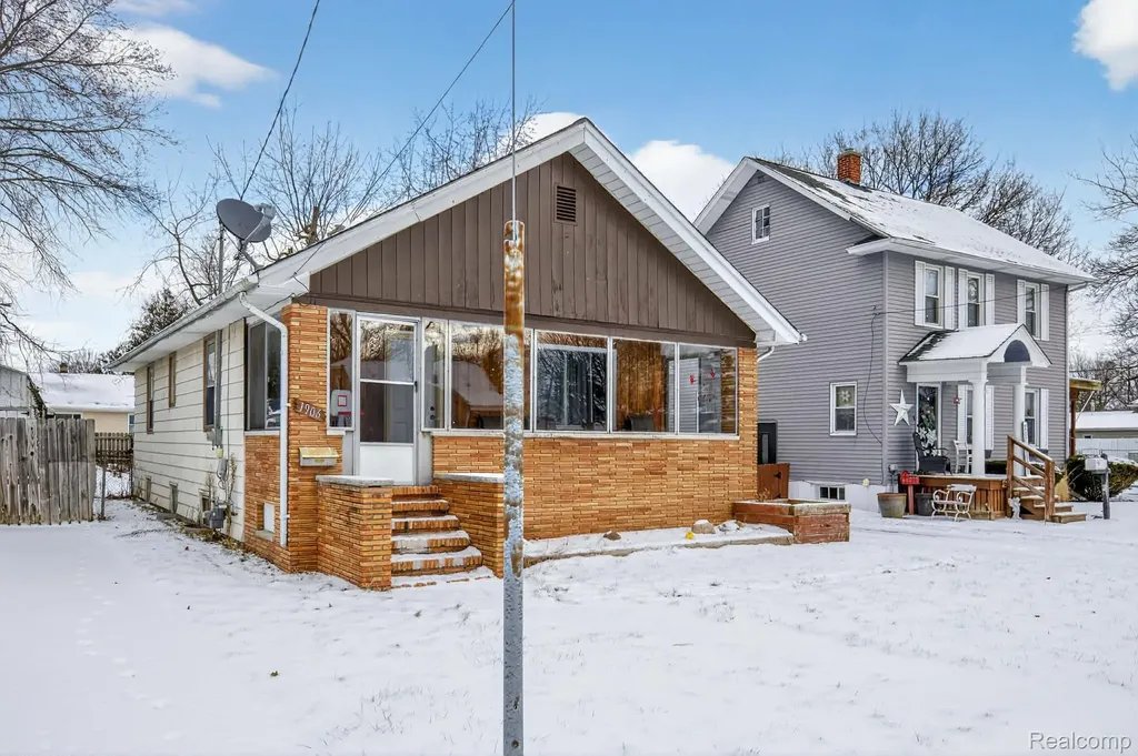 1906 Allegan Street Saginaw City MI 48602