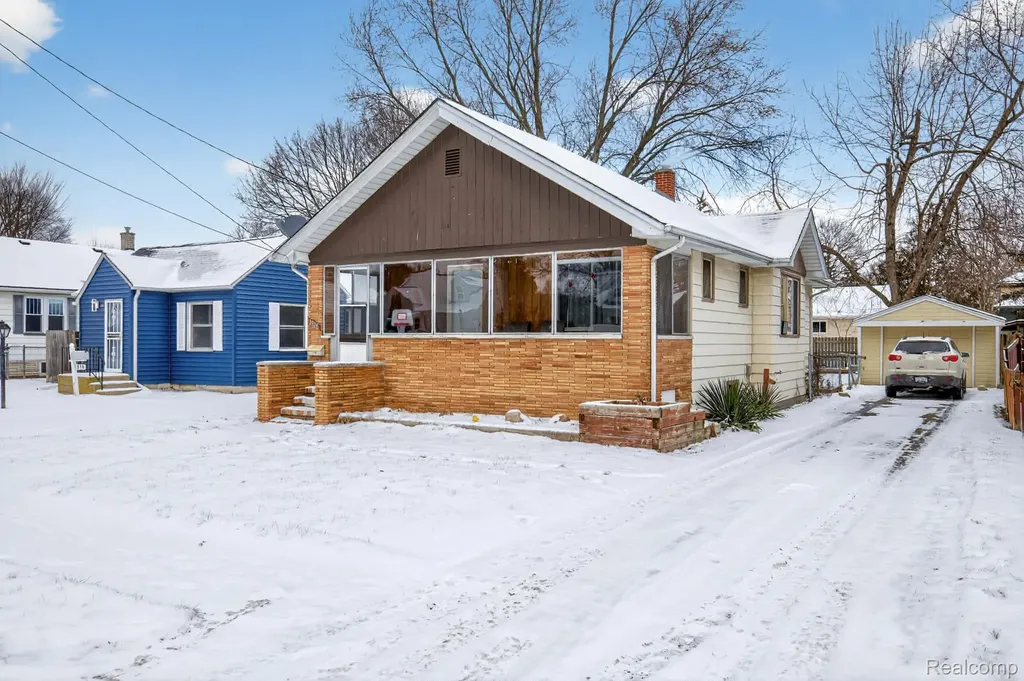 1906 Allegan Street Saginaw City MI 48602
