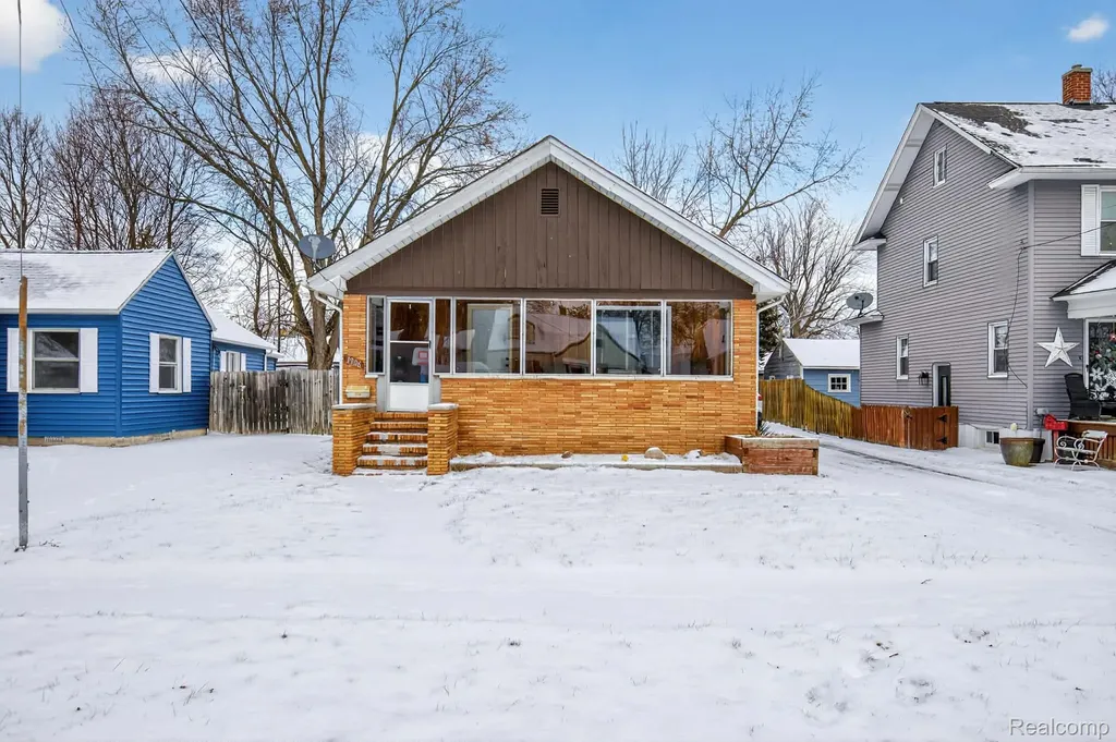 1906 Allegan Street Saginaw City MI 48602