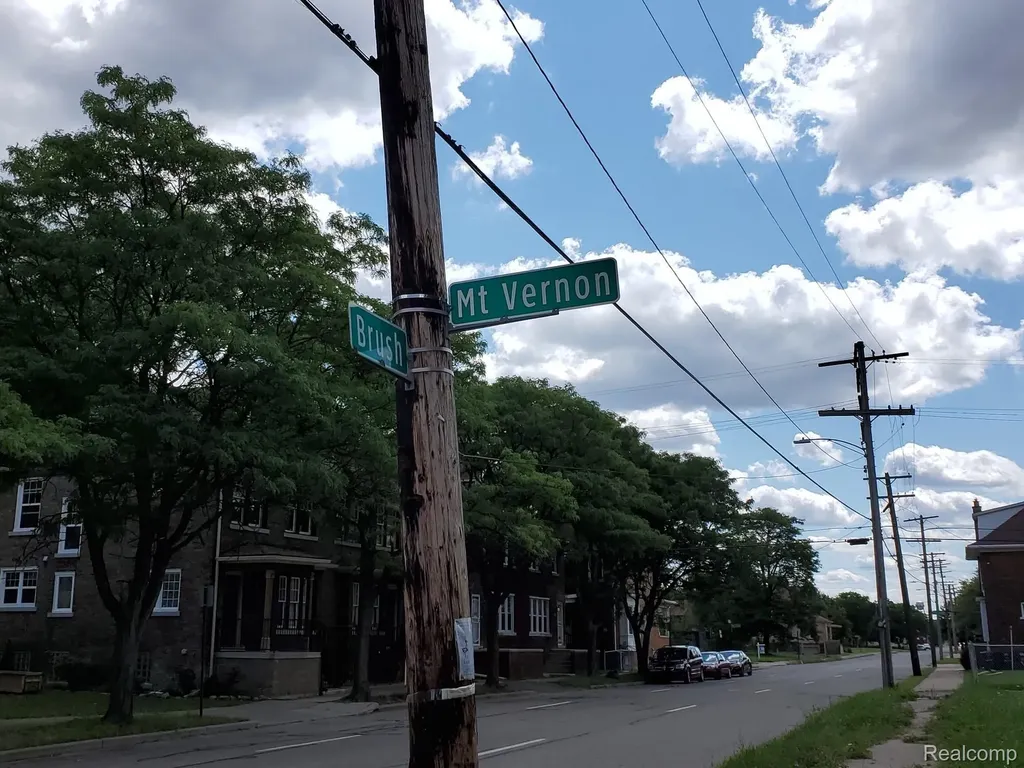 8261 Brush Detroit City MI 48202