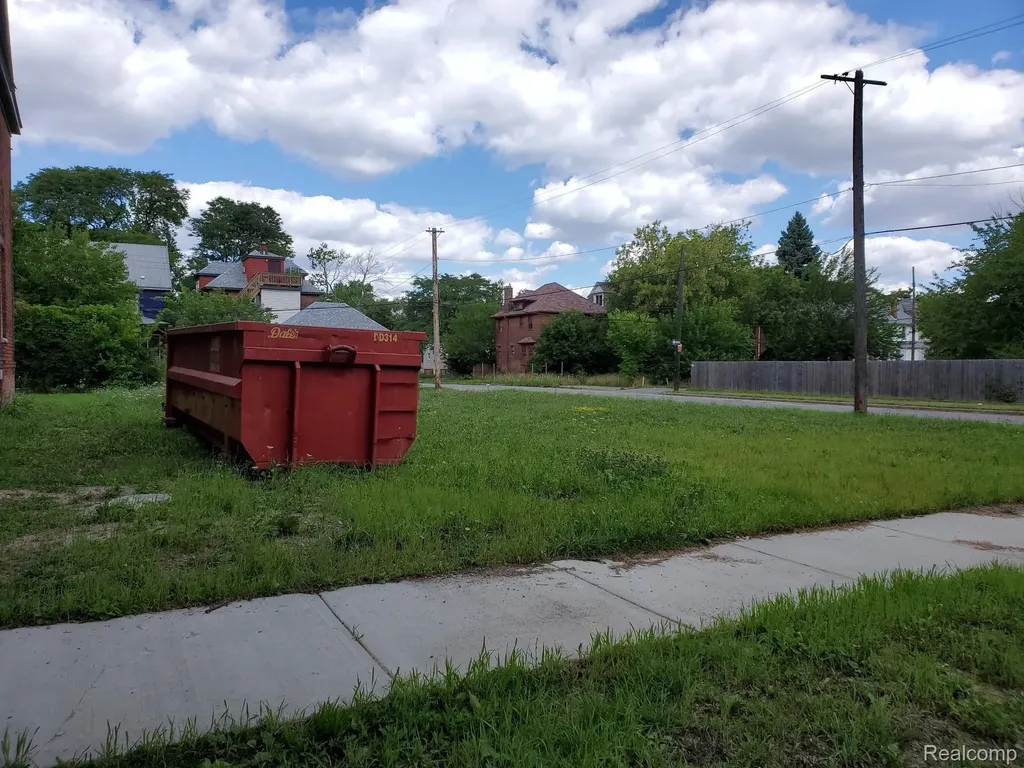 8261 Brush Detroit City MI 48202