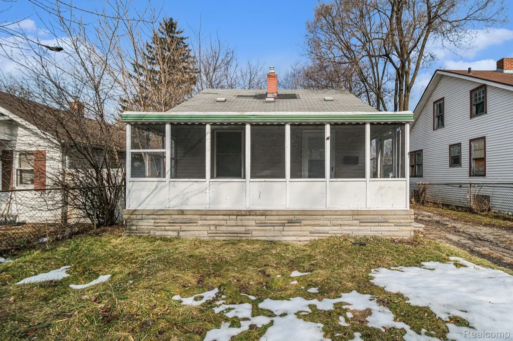 40 W Strathmore Avenue Pontiac City MI 48340