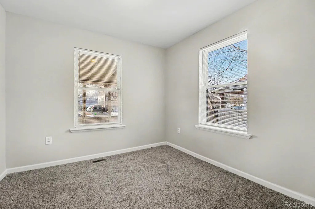 40 W Strathmore Avenue Pontiac City MI 48340