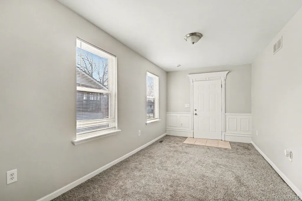 40 W Strathmore Avenue Pontiac City MI 48340