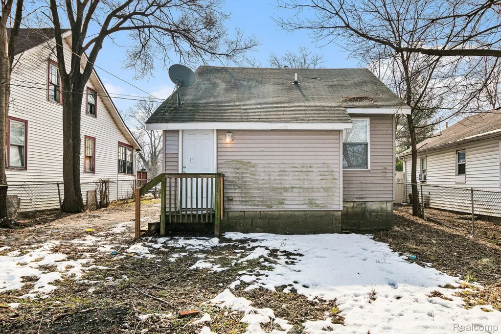 40 W Strathmore Avenue Pontiac City MI 48340