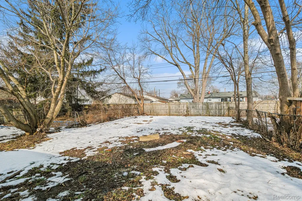 40 W Strathmore Avenue Pontiac City MI 48340