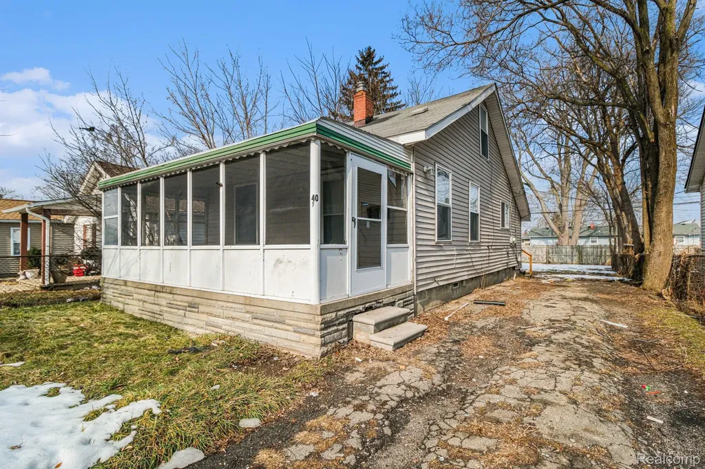 40 W Strathmore Avenue Pontiac City MI 48340