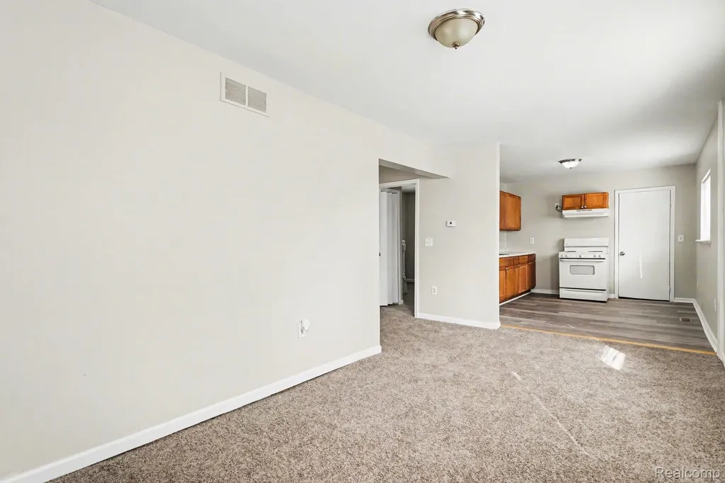 40 W Strathmore Avenue Pontiac City MI 48340