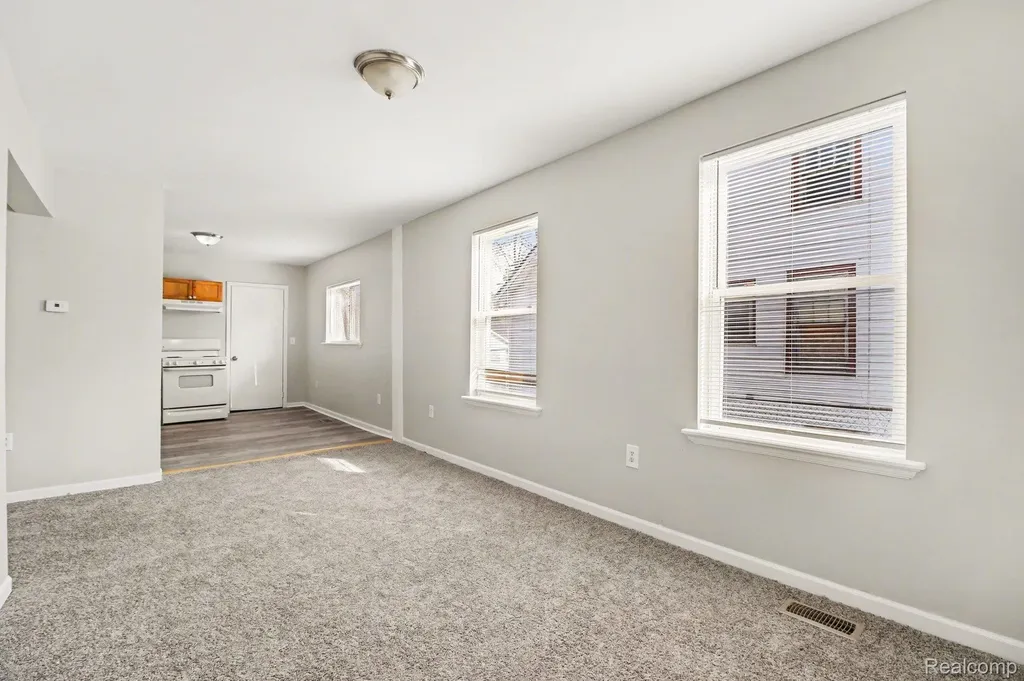 40 W Strathmore Avenue Pontiac City MI 48340