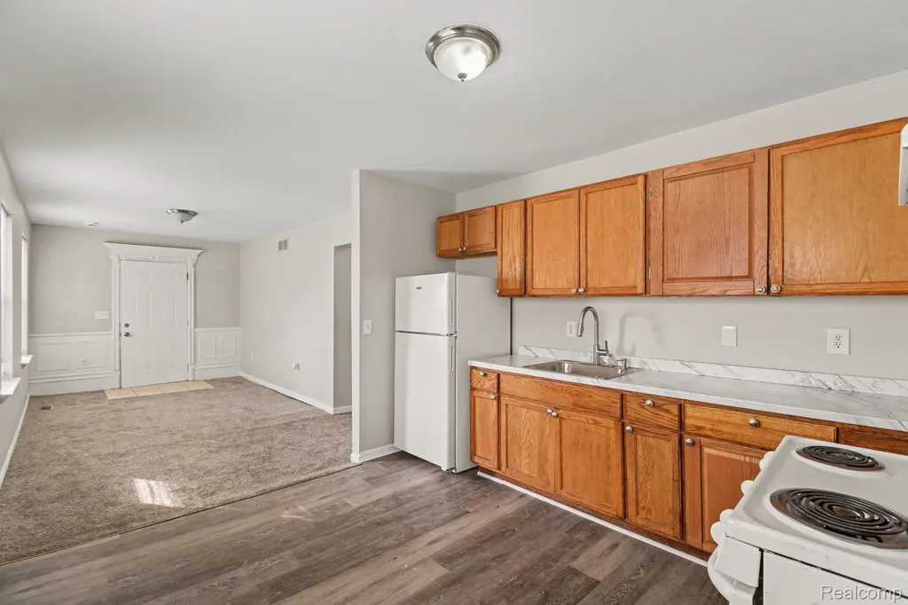 40 W Strathmore Avenue Pontiac City MI 48340