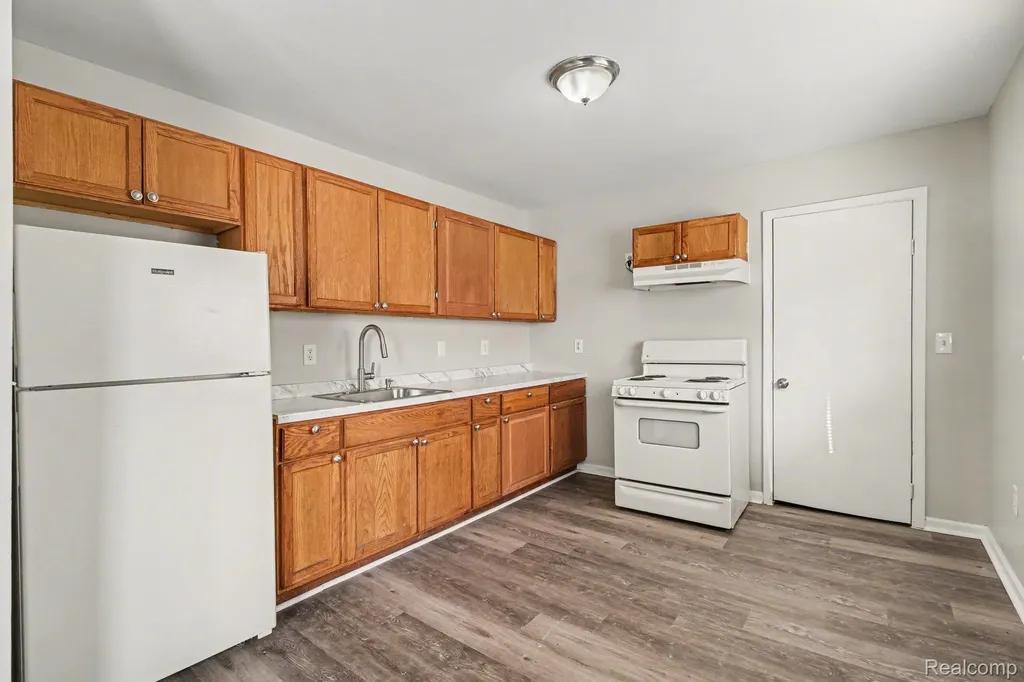 40 W Strathmore Avenue Pontiac City MI 48340