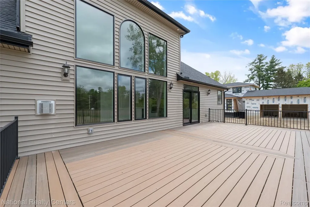 5245 Buell Drive Commerce Charter Township MI 48382