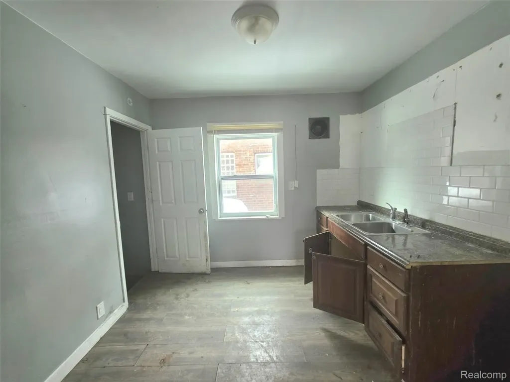 15241 Eastburn Street Detroit City MI 48205