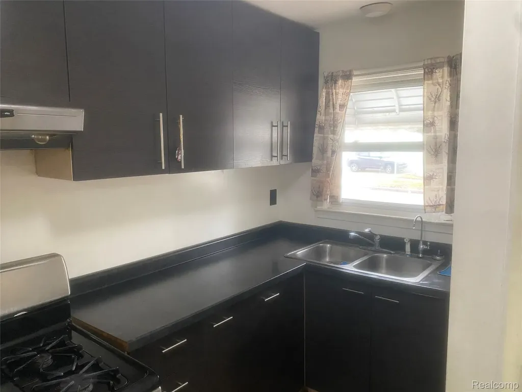 180 W Rutgers Avenue Pontiac City MI 48340