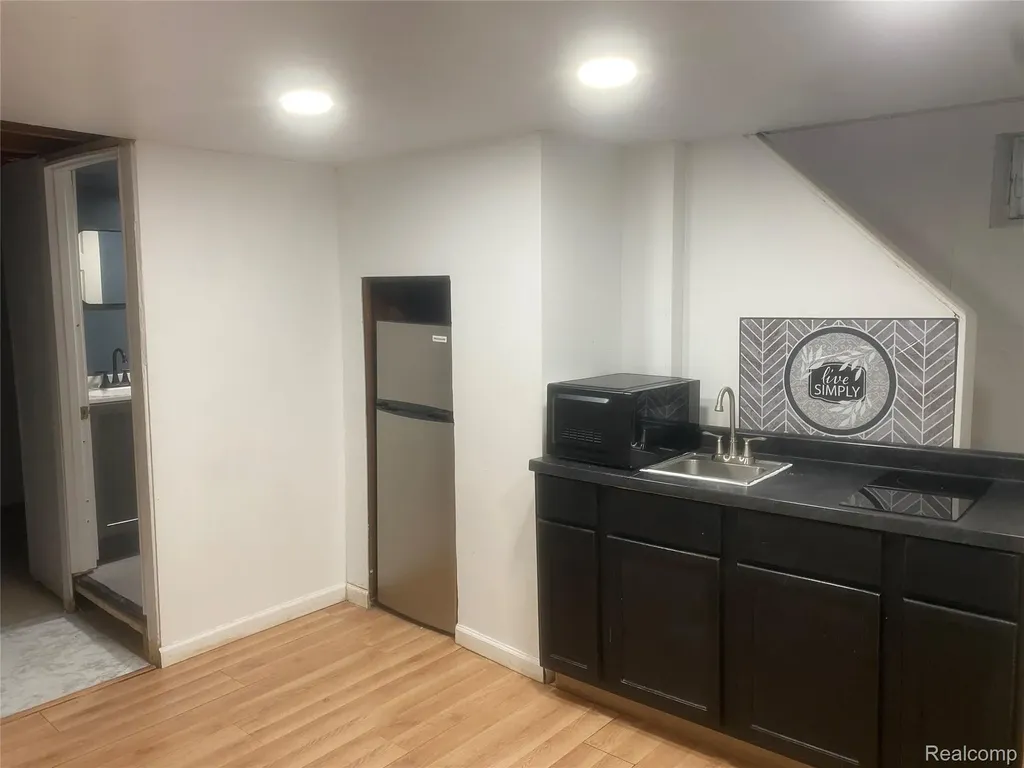 180 W Rutgers Avenue Pontiac City MI 48340